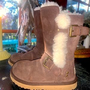 Size 11 kids uggs. Very good condition